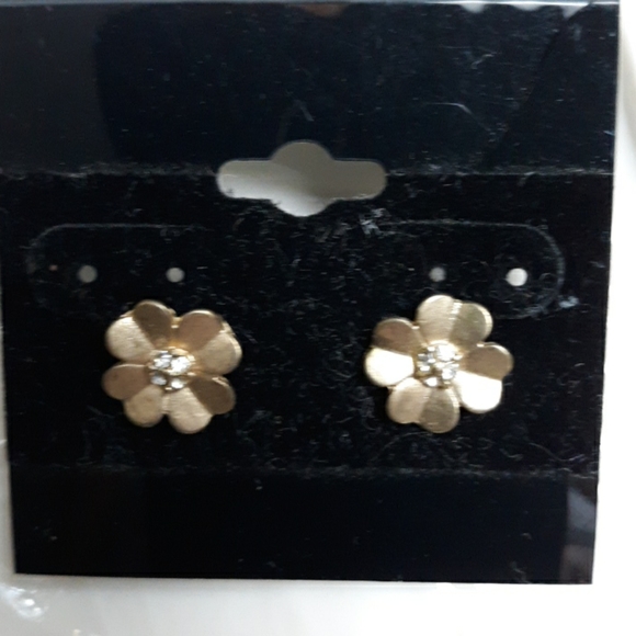 Gold tiny flower blossom with BLING center pierced earrings - Picture 3 of 3
